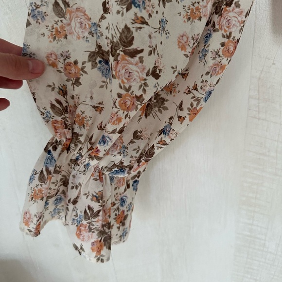 Vici FLORAL BUTTON DOWN TOP- IVORY/OLIVE with pink and blue flowers - Picture 7 of 10